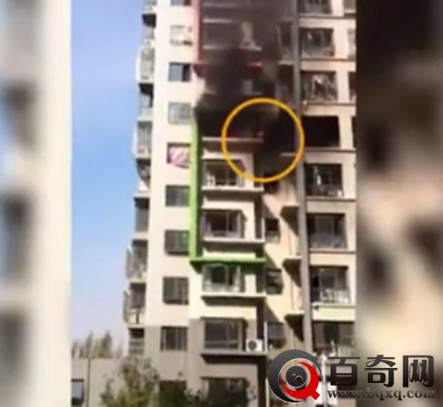 大火中从6楼跳下 唐山一女子在大火中从6楼跳下 围观者大喊别跳