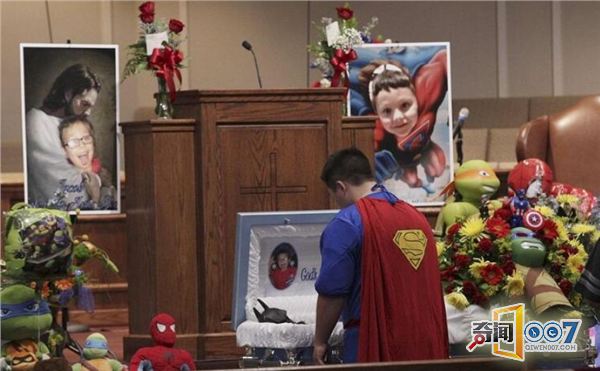 6岁男童死在另一男孩枪下，众人扮成超级英雄追悼
