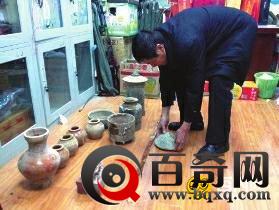 男子自家后院挖出汉代古墓 盗13件文物被拘