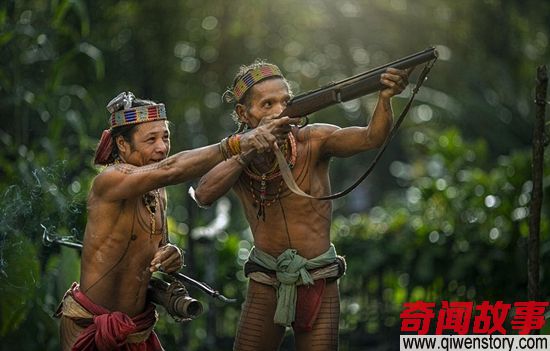 印尼最后的原始部落- 把牙齿磨尖来吸引异性