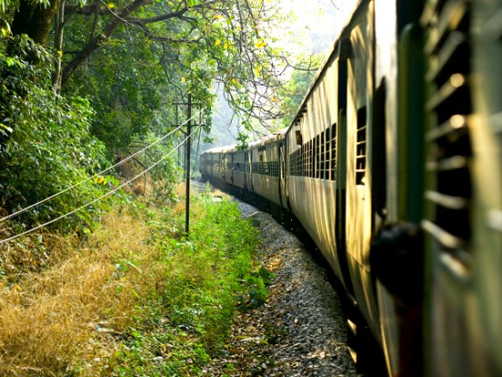 最牛霸气赔偿 印度法院称铁路局再不付钱就赔火车给农民
