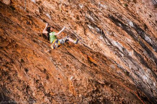 13岁少女被赞“蜘蛛女” 创下世界攀岩纪录