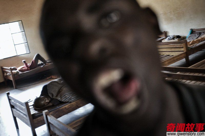 摄影师冒着生命危险实拍非洲的精神病院！那眼神完全不像是人类拥有的…无法直视