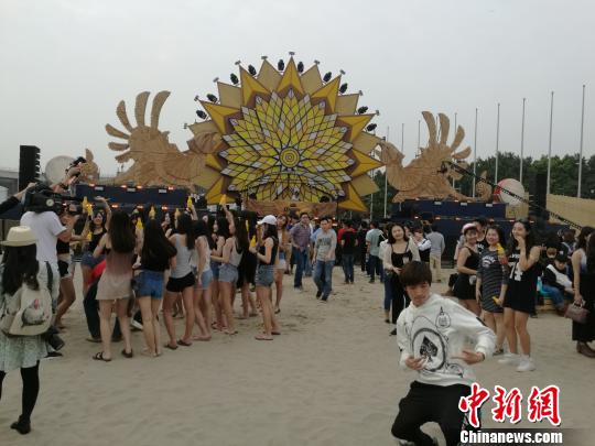 广州上演千人沙滩嘉年华 科罗娜日落声起音乐节收官