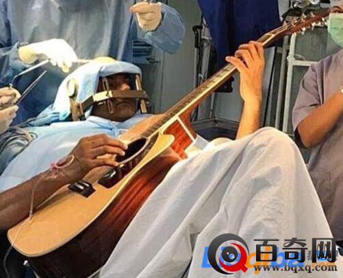 印度男子边手术边弹吉他 最后手术成功了