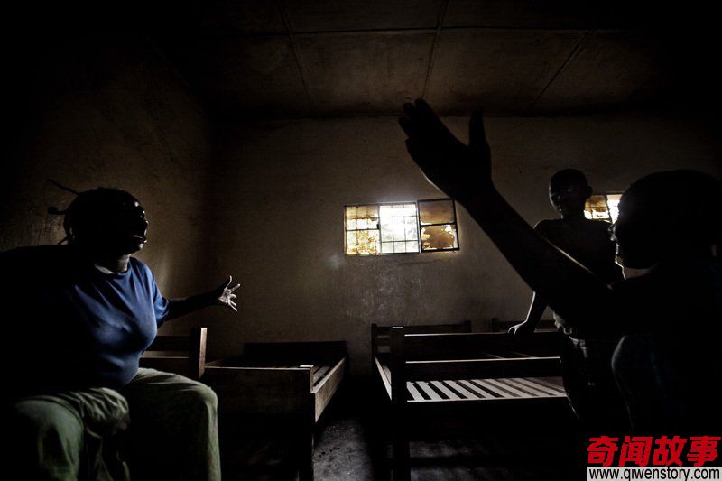 摄影师冒着生命危险实拍非洲的精神病院！那眼神完全不像是人类拥有的…无法直视