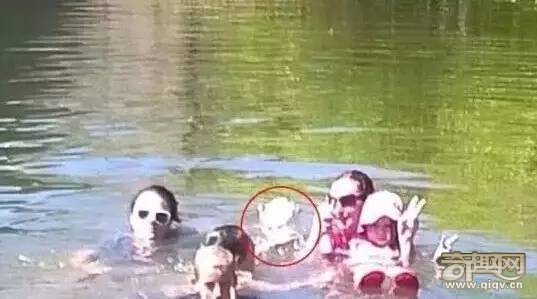 一家人在河里游泳拍照， 惊现百年前溺亡女孩！