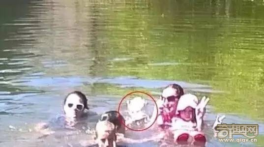 一家人在河里游泳拍照， 惊现百年前溺亡女孩！