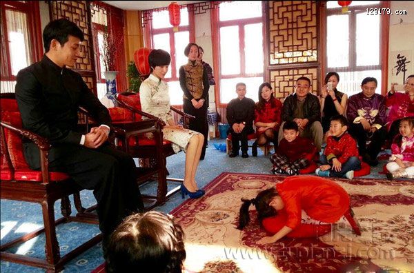 陆毅鲍蕾出席幼儿园活动 当众接受女儿跪拜