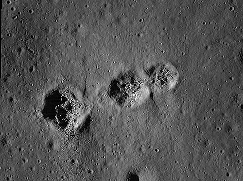 月球表面一连发现3个神秘的陨石坑是如何形成的