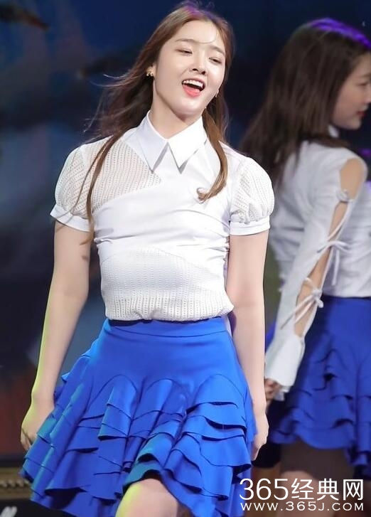 韩国女星表演时动作太大致胸垫滑落 比整容后鼻子塌陷还尴尬