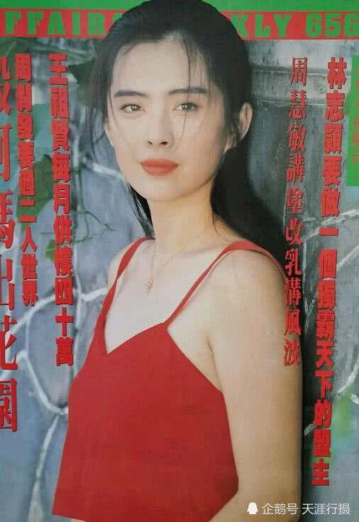 王祖贤一身红裙美艳动人，无论哪个角度看都觉得很美