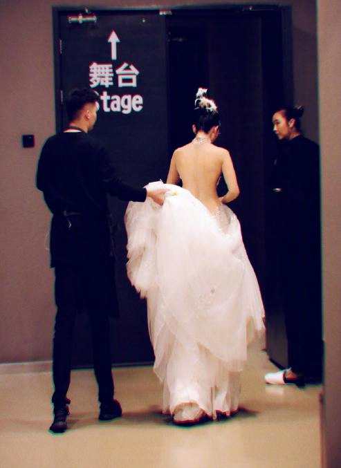 60岁杨丽萍穿了一条大露背裙子，背影照惊呆网友！