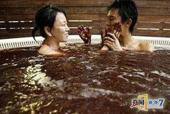 这些人真有钱，竟用巧克力洗澡，不知道能不能边洗边吃