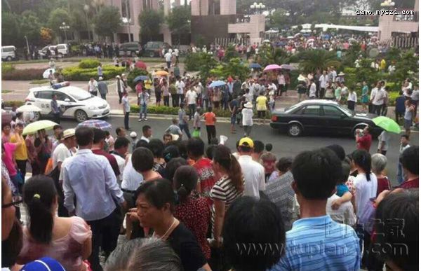广东汕头民众冲进市委打砸 官员警察被打伤
