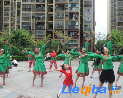 5岁女孩跳广场舞 引来众多居民围观_0