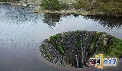 湖中发现神秘破洞，如同瀑布令人惊奇