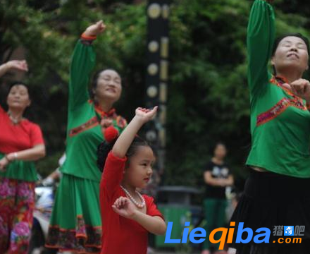 5岁女孩跳广场舞 引来众多居民围观_0