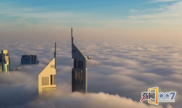 迪拜摩天大楼高耸于浓雾之上，宛若“蓬莱仙境”