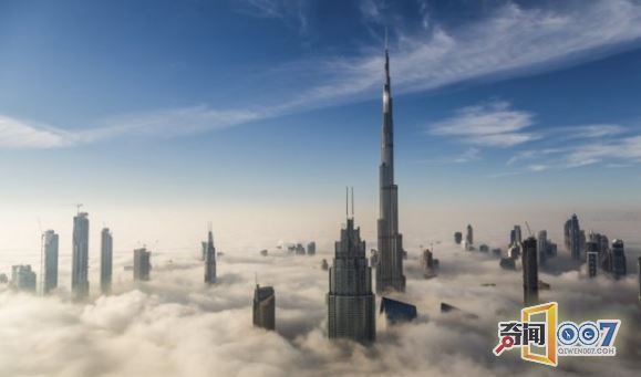 迪拜摩天大楼高耸于浓雾之上，宛若“蓬莱仙境”