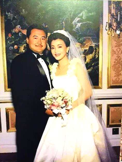 杨澜和老公亲密合影近照曝光 两人相识十个月闪婚