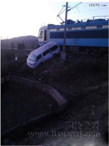 唐山发生火车与校车相撞 幸无人员伤亡