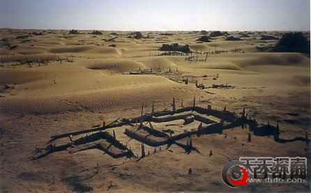 新疆沙漠现千年古城 尸骨满城珍宝无数