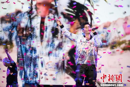 台湾歌手周杰伦福州火热开唱 与五万名歌迷对唱情歌