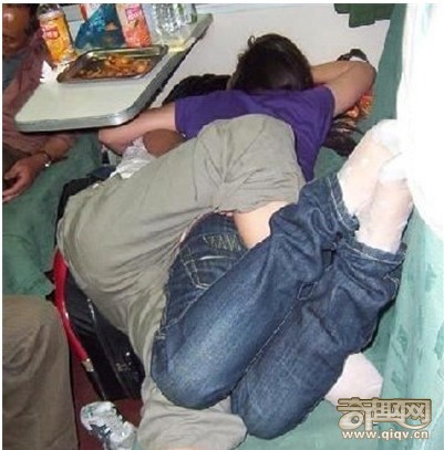 火车上的奇葩睡姿！笑喷~
