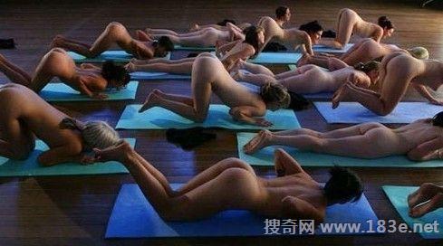 不怕羞！美国裸体瑜珈正夯 尽情享受无拘无束的乐趣