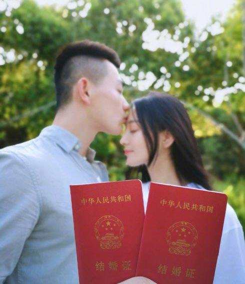 31岁张馨予宣布跟军人男友结婚，网友：当谢李晨不娶之恩！