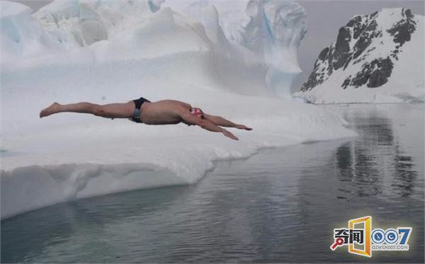 男子挑战极限，穿泳裤在南极海畅游