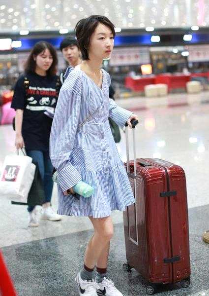 周冬雨没穿内衣就出门了？网友：私人飞机场只服她和李宇春！