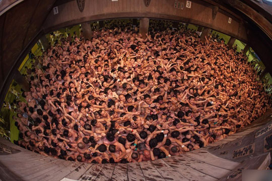 日本“裸祭节”近万名男子穿丁字裤抢神木