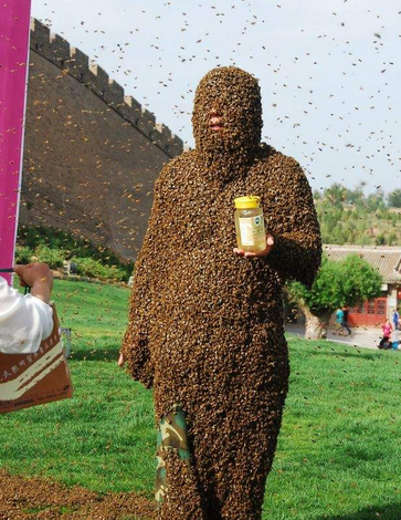 20多万蜜蜂攀附男子全身 重达20余公斤_0