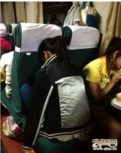 火车上的奇葩睡姿！笑喷~