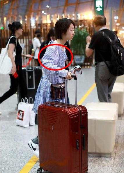 周冬雨没穿内衣就出门了？网友：私人飞机场只服她和李宇春！