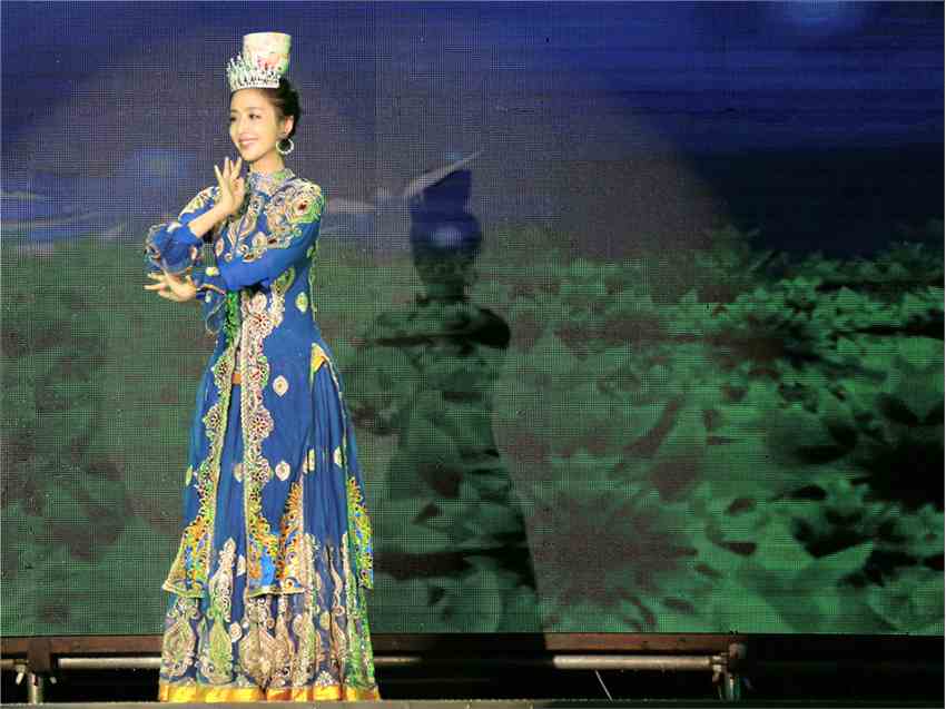 佟丽娅美丽新疆裙摆舞动三沙 传递社会正能量