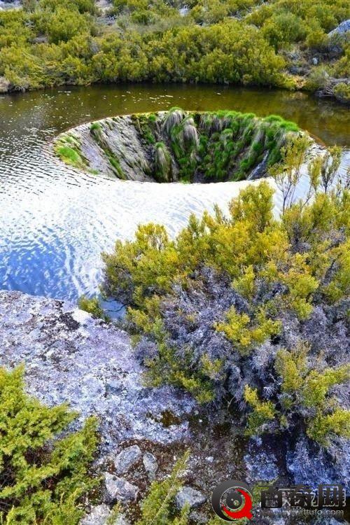 葡萄牙湖面现“地球破洞”：湖水往下流