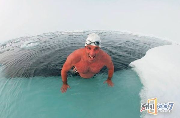 男子挑战极限，穿泳裤在南极海畅游