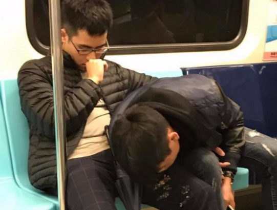两男子喝完酒作死上地铁，结果让人看完直呼太恶心了