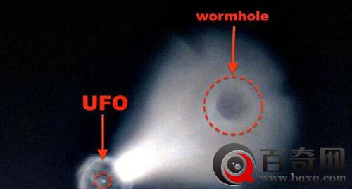 俄罗斯曝光：巨型UFO通过虫洞来到地球
