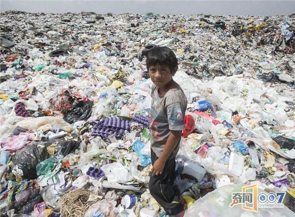他们生活在世界最大垃圾场上 每天收入13块钱