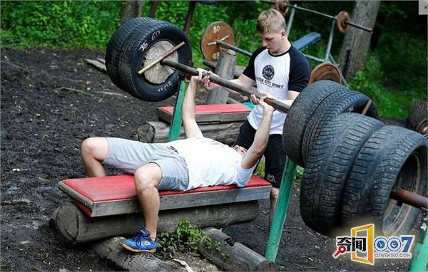 办卡弱爆了！俄罗斯健身爱好者打造野生健身房
