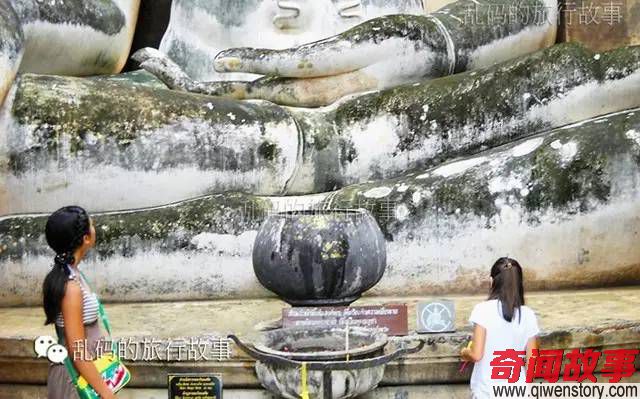 隐藏在石柱中的泰国神秘佛像 有一只黄金降魔右手