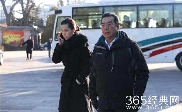 78岁李双江和51岁妻子梦鸽近照，面容疲惫显衰老，破离婚谣言