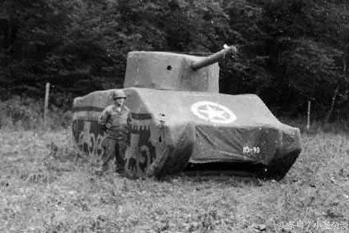 德军狙击手看着四名美国士兵抬着坦克前进,这是怎么一回事-