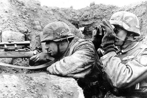 德军狙击手看着四名美国士兵抬着坦克前进,这是怎么一回事-