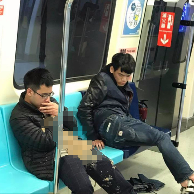 两男子喝完酒作死上地铁，结果让人看完直呼太恶心了