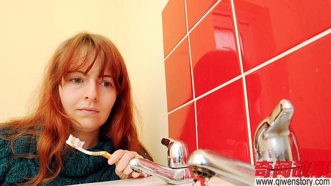 女子患怪病：「对水过敏」28年无法洗澡喝水，流血都过敏红肿